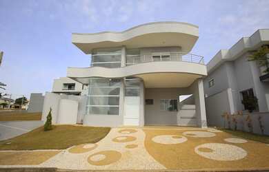 Imagem: A casa possui 3 Dormitórios, 4 Banheiros, 4 Vagas na garagem