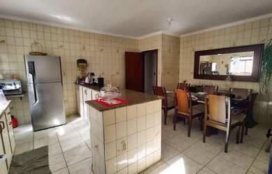 Imagem: A casa possui 3 Dormitórios, 3 Banheiros, 5 Vagas na garagem