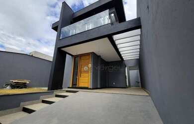 Imagem: A casa possui 3 Dormitórios, 2 Banheiros, 2 Vagas na garagem