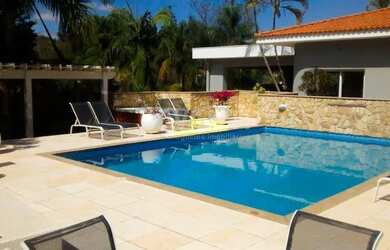 Imagem: A casa em condomínio para alugar possui 5 Dormitórios, 5 Banheiros