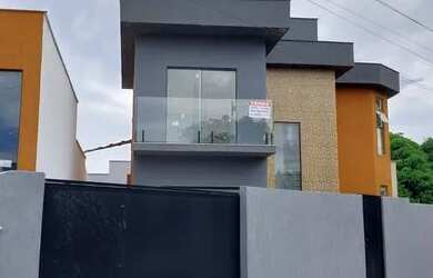 Imagem: A casa possui 3 Dormitórios, 2 Banheiros, 2 Vagas na garagem