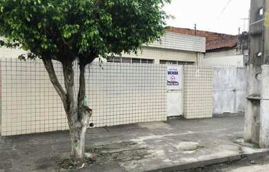 Imagem: A casa possui 3 Dormitórios, 1 Banheiro, 1 Vaga na garagem