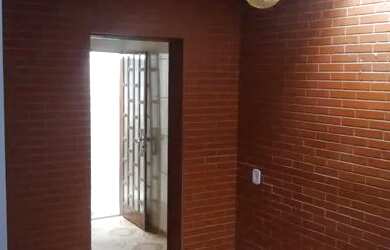 Imagem: A casa possui 2 Dormitórios, 1 Banheiro, 1 Vaga na garagem