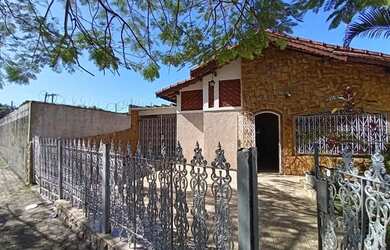 Imagem: A casa possui 2 Dormitórios, 2 Banheiros, 3 Vagas na garagem