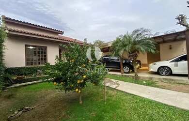 Imagem: A casa possui 3 Dormitórios, 2 Banheiros, 3 Vagas na garagem