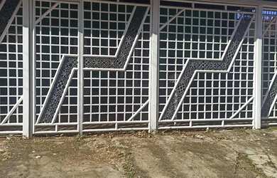 Imagem: A casa e possui 3 Dormitórios, Suítes, 2 Banheiros, 4 Vagas