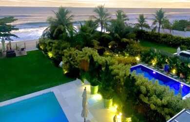 Imagem: A casa possui 5 Dormitórios, 5 Banheiros, 2 Vagas na garagem