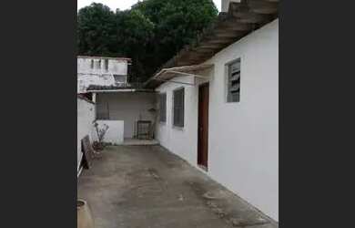 Imagem: A casa possui 2 Dormitórios, 1 Banheiro e 3 Vagas na garagem