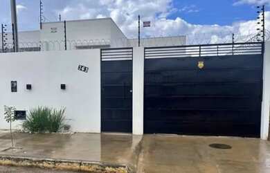 Imagem: A casa possui 3 Dormitórios, 2 Banheiros, 2 Vagas na garagem