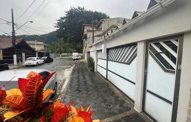 Imagem: A casa possui 4 Dormitórios, 4 Banheiros, 5 Vagas na garagem