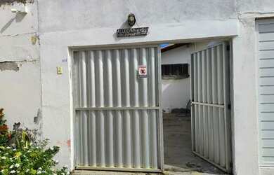 Imagem: A casa possui 2 Dormitórios, 1 Banheiro, 1 Vaga na garagem