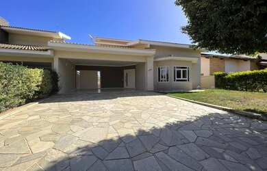 Imagem: A casa em condomínio possui 4 Dormitórios, 5 Banheiros, 5