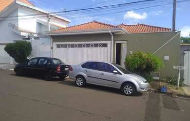 Imagem: A casa possui 4 Dormitórios, 4 Banheiros, 4 Vagas na garagem