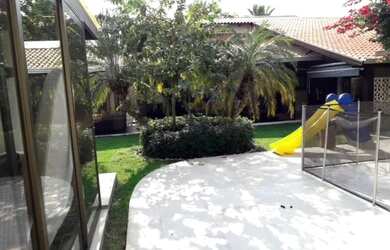 Imagem: A casa possui 4 Dormitórios, 2 Banheiros, 5 Vagas na garagem