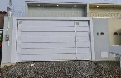 Imagem: A casa possui 2 Dormitórios, 1 Banheiro, 2 Vagas na garagem