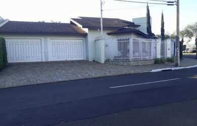 Imagem: A casae possui 3 Dormitórios, 2 Banheiros, 650-0m² de Área