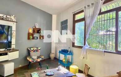 Imagem: A casa possui 5 Dormitórios, 4 Banheiros e 219m² de Área