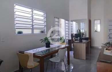 Imagem: A casa possui 3 Dormitórios, 2 Banheiros, 3 Vagas na garagem