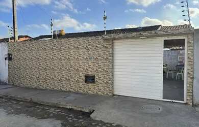 Imagem: A casa possui 3 Dormitórios, 2 Banheiros e está localizado