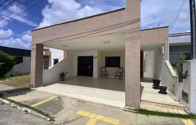 Imagem: A casa possui 3 Dormitórios, 1 Banheiro, 2 Vagas na garagem