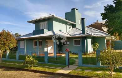 Imagem: A casa possui 3 Dormitórios, 3 Banheiros, 2 Vagas na garagem