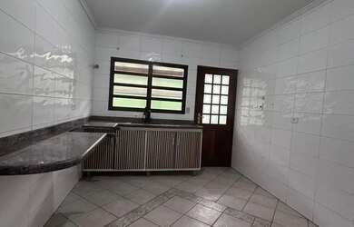 Imagem: O apartamento possui 3 Dormitórios, 1 Banheiro, 1 Vaga na garagem