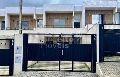 Imagem: A casa possui 3 Dormitórios, 1 Banheiro, 2 Vagas na garagem