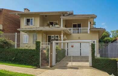 Imagem: A casa possui 4 Dormitórios, 3 Banheiros, 2 Vagas na garagem