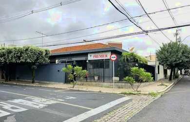 Imagem: A casa possui 3 Dormitórios, 3 Banheiros, 2 Vagas na garagem