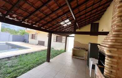 Imagem: A casa possui 3 Dormitórios, 3 Banheiros, 4 Vagas na garagem