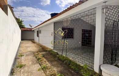 Imagem: A casa possui 3 Dormitórios, 2 Banheiros, 4 Vagas na garagem