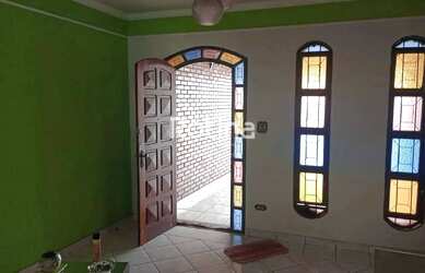 Imagem: A casa possui 3 Dormitórios, 3 Banheiros, 3 Vagas na garagem