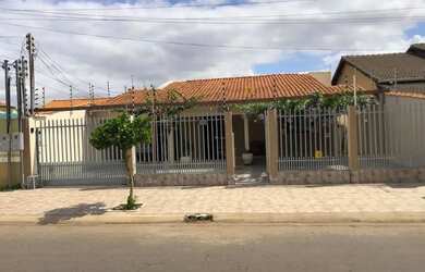 Imagem: A casa possui 3 Dormitórios, 2 Banheiros, 3 Vagas na garagem