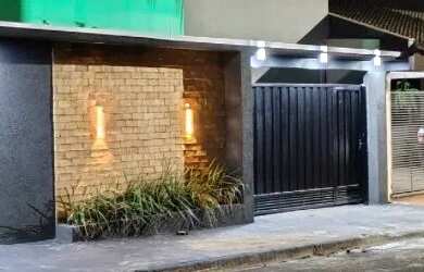 Imagem: A casa possui 3 Dormitórios, 2 Banheiros e Imóvel novo e está