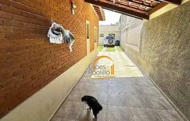 Imagem: A casa possui 2 Dormitórios, 2 Banheiros, 4 Vagas na garagem