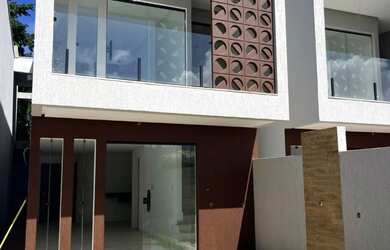 Imagem: A casa possui 3 Dormitórios, 4 Banheiros, 1 Vaga na garagem