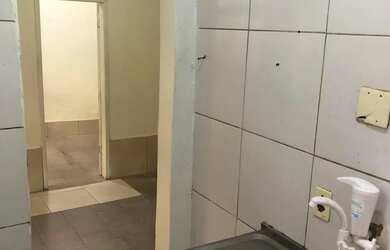 Imagem: A casa possui 1 Dormitório, 1 Banheiro, 1 Vaga na garagem