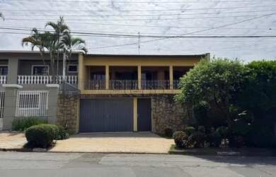 Imagem: A casa possui 4 Dormitórios, 2 Banheiros, 4 Vagas na garagem