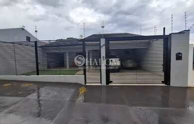 Imagem: A casa possui 3 Dormitórios, 2 Banheiros, 4 Vagas na garagem