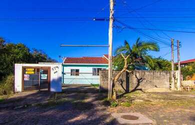 Imagem: A casa possui 4 Dormitórios, 4 Banheiros, 3 Vagas na garagem