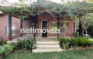 Imagem: A casa possui 3 Dormitórios, 3 Banheiros, 4 Vagas na garagem