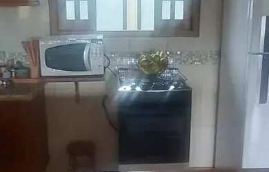 Imagem: A casa possui 3 Dormitórios, 3 Banheiros, 4 Vagas na garagem