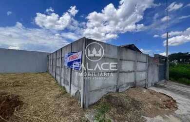 Imagem: A casa possui 2 Dormitórios, 1 Banheiro, 2 Vagas na garagem