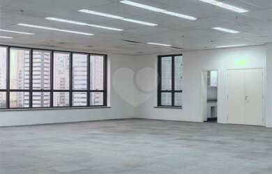 Imagem: O depósito possui 4 Vagas na garagem e 195m² de Área e está