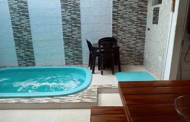 Imagem: A casa possui 2 Dormitórios, 2 Banheiros, 2 Vagas na garagem