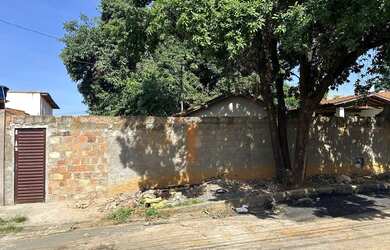 Imagem: A casa possui 3 Dormitórios, 1 Banheiro, 240m² de Área e