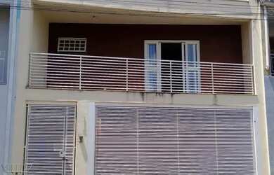 Imagem: A casa possui 3 Dormitórios, 3 Banheiros, 3 Vagas na garagem