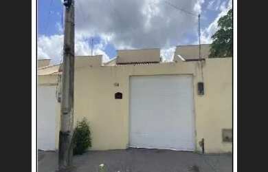 Imagem: A casa possui 1 Dormitório, 1 Banheiro, 1 Vaga na garagem