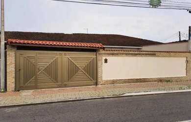 Imagem: A casa possui 2 Dormitórios, 2 Banheiros, 3 Vagas na garagem