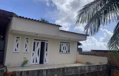 Imagem: A casa possui 3 Dormitórios, 2 Banheiros, 4 Vagas na garagem